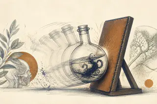 Flacon de verre saisi en plein mouvement, ses contours dédoublés au-dessus d'une planche de frappe.